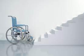 En rullstol framför en uppåtgående trappa utan. Utvägen arbetar för säkra utrymningsmöjligheter för alla.