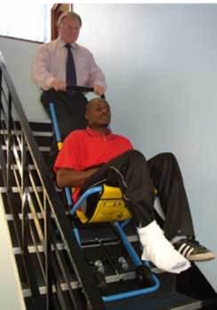 Evakueringsstol som används för att hjälpa en rullstolsburen person ner för en trappa.