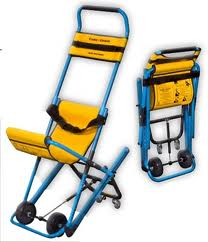 Evakueringsstolen är ett bra hjälpmedel för att hjälpa en rullstolsburen person vid utrymning av byggnad med trappa.